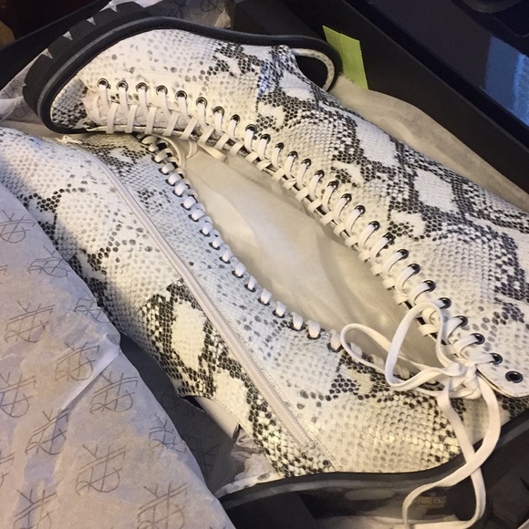 Designer - Picture 8 of 10